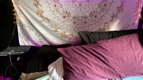 BossMom online show from February 9, 2025, 9:17 pm