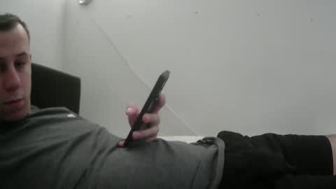 botisz01 online show from November 3, 2025, 7:04 pm