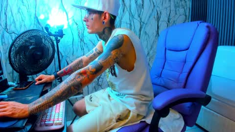 boy_tatto77 online show from March 26, 2026, 2:11 pm