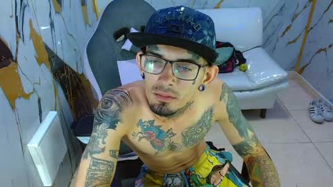 boy_tatto77 online show from June 3, 2026, 2:33 pm
