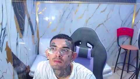 boy_tatto777 online show from September 22, 2025, 1:46 pm