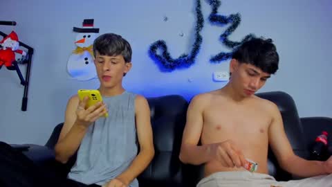 Snapshot of boysweet_boys chatting on December 4, 2024, 8:29 pm Paul and Max online show from December 4, 2024, 8:29 pm