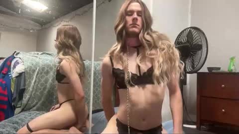 Snapshot of breakingkatie chatting on November 25, 2025, 5:13 pm BreakingKatie online show from November 25, 2025, 5:13 pm