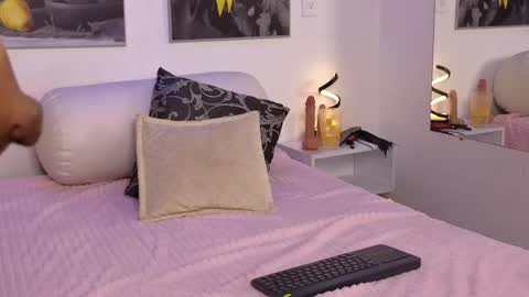 Briana Giil online show from November 28, 2025, 8:00 pm