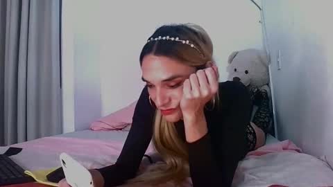 Snapshot of britney_deveraux chatting on November 24, 2025, 8:41 pm Britney online show from November 24, 2025, 8:41 pm