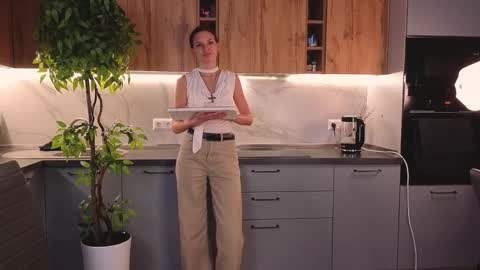 Snapshot of britneyswiss chatting on March 3, 2026, 7:42 pm my name is Britney Im 18 years old I love to draw and want to learn to dance online show from March 3, 2026, 7:42 pm