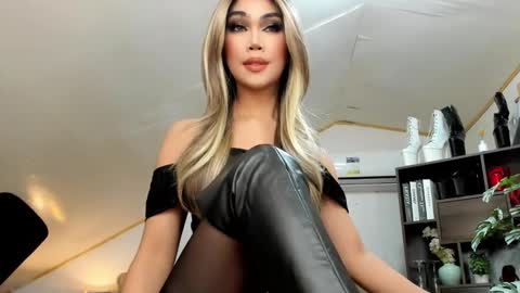 Snapshot of brooke_lynnhyts chatting on October 4, 2025, 5:33 pm Brooke Shimmers IG online show from October 4, 2025, 5:33 pm