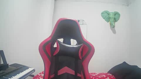 bruce_1111 online show from November 2, 2025, 7:05 pm