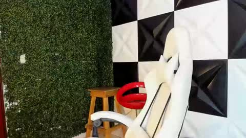 bull_cam online show from November 1, 2025, 5:04 pm