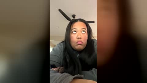 Snapshot of cals9x chatting on December 14, 2025, 1:22 am camzxoxox online show from December 14, 2025, 1:22 am