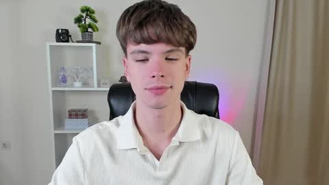 Snapshot of calvin_loves_you chatting on December 1, 2024, 7:03 pm Hey I am Calvin online show from December 1, 2024, 7:03 pm