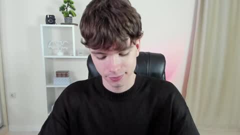 Snapshot of calvin_loves_you chatting on December 7, 2024, 7:10 pm Hey I am Calvin online show from December 7, 2024, 7:10 pm