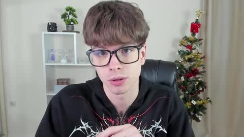 Snapshot of calvin_loves_you chatting on December 8, 2024, 7:11 pm Hey I am Calvin online show from December 8, 2024, 7:11 pm