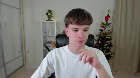Snapshot of calvin_loves_you chatting on December 18, 2024, 7:08 pm Hey I am Calvin online show from December 18, 2024, 7:08 pm