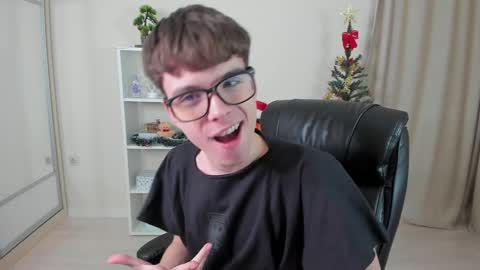 Snapshot of calvin_loves_you chatting on December 22, 2024, 7:10 pm Hey I am Calvin online show from December 22, 2024, 7:10 pm