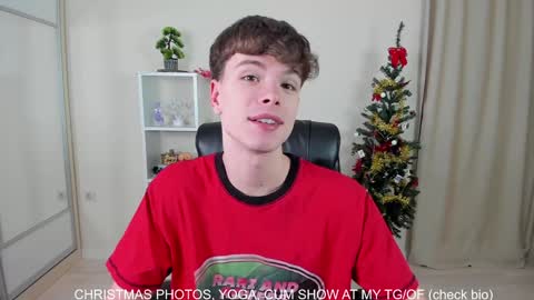 Snapshot of calvin_loves_you chatting on December 25, 2024, 7:02 pm Hey I am Calvin online show from December 25, 2024, 7:02 pm
