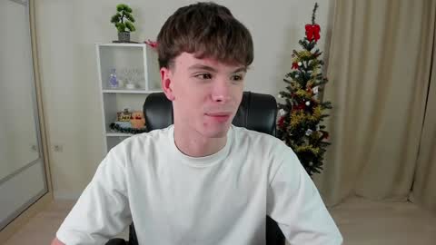 Snapshot of calvin_loves_you chatting on December 27, 2024, 7:03 pm Hey I am Calvin online show from December 27, 2024, 7:03 pm