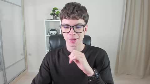 Snapshot of calvin_loves_you chatting on February 12, 2025, 7:13 pm Hey I am Calvin online show from February 12, 2025, 7:13 pm