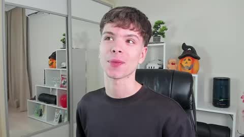 Snapshot of calvin_loves_you chatting on March 4, 2025, 7:11 pm Hey I am Calvin online show from March 4, 2025, 7:11 pm