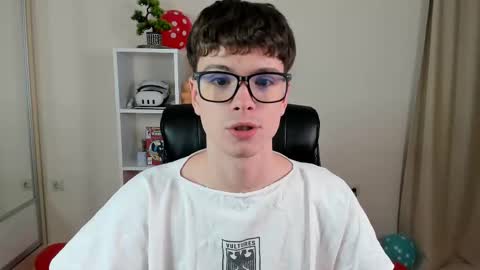 Snapshot of calvin_loves_you chatting on March 7, 2025, 7:05 pm Hey I am Calvin online show from March 7, 2025, 7:05 pm