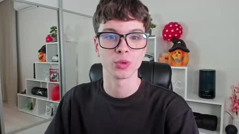 Snapshot of calvin_loves_you chatting on March 11, 2025, 7:14 pm Hey I am Calvin online show from March 11, 2025, 7:14 pm