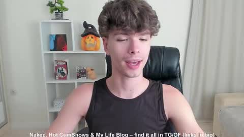 Snapshot of calvin_loves_you chatting on September 9, 2025, 6:07 pm Hey I am Calvin online show from September 9, 2025, 6:07 pm