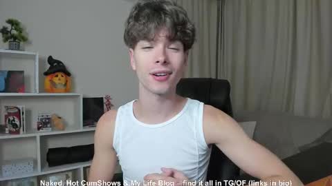 Snapshot of calvin_loves_you chatting on September 13, 2025, 9:14 pm Hey I am Calvin online show from September 13, 2025, 9:14 pm