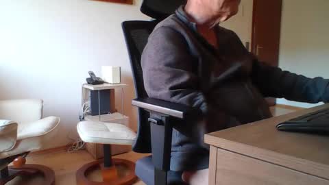 camcologne online show from February 4, 2026, 10:54 am