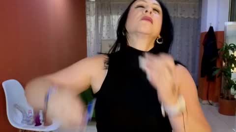 Snapshot of camil_milfdream chatting on October 6, 2025, 10:45 am Camil online show from October 6, 2025, 10:45 am