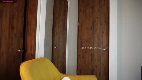 Camila online show from December 19, 2024, 11:25 pm