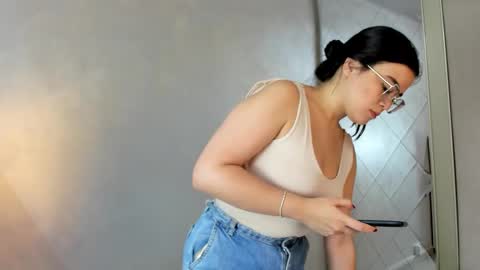 Camila online show from September 9, 2025, 6:18 pm