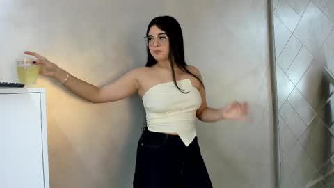 Camila online show from September 12, 2025, 7:36 pm