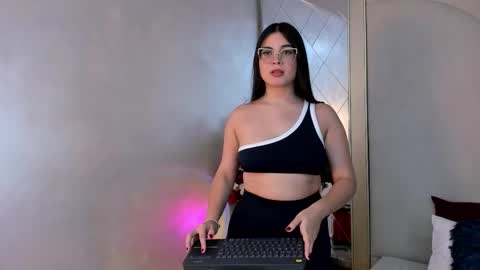 Camila online show from November 12, 2025, 10:30 pm