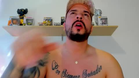 camilo_restrepo21 online show from December 15, 2025, 4:44 pm