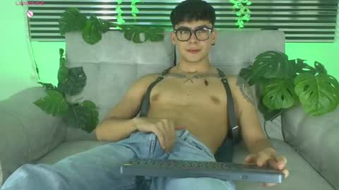 Snapshot of camilo_xcam chatting on May 25, 2026, 11:33 pm CAMILO online show from May 25, 2026, 11:33 pm