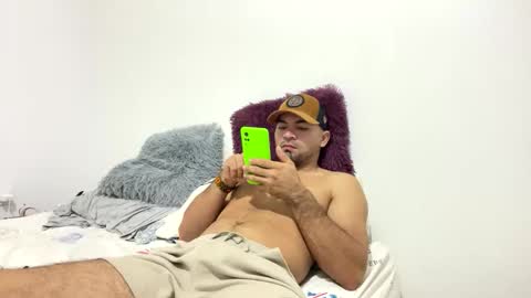 camilor_30 online show from November 11, 2025, 12:21 am