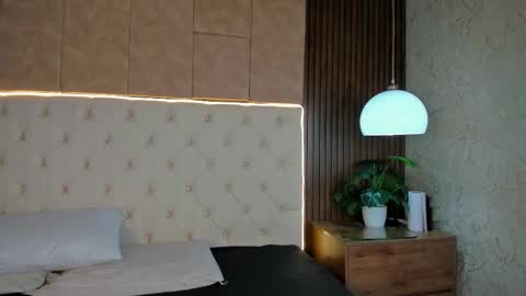 Camila online show from December 1, 2025, 7:41 pm