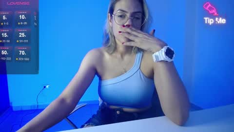 Snapshot of candydowson1 chatting on January 29, 2025, 10:27 am Candy Dowson online show from January 29, 2025, 10:27 am