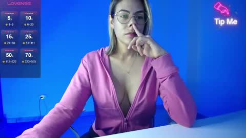 Snapshot of candydowson1 chatting on February 11, 2025, 10:37 am Candy Dowson online show from February 11, 2025, 10:37 am