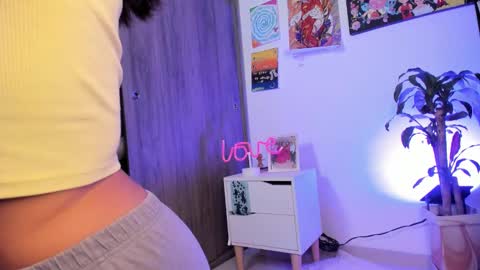 Snapshot of candyxpeach chatting on February 17, 2025, 6:15 pm Camilla online show from February 17, 2025, 6:15 pm