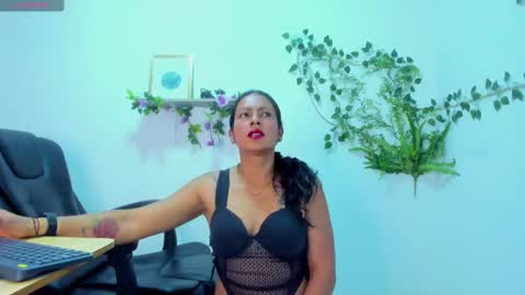 Snapshot of canelaa___ chatting on October 22, 2025, 4:40 pm canelaa___ online show from October 22, 2025, 4:40 pm