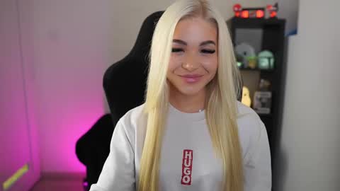 Camilla online show from November 24, 2025, 2:39 pm