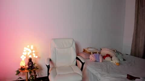 Snapshot of caramelo_xox chatting on December 24, 2024, 1:06 am online show from December 24, 2024, 1:06 am