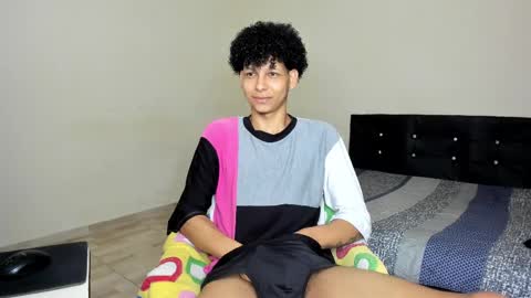 Snapshot of cardrey05 chatting on February 21, 2025, 11:10 pm Carlos and Cristian online show from February 21, 2025, 11:10 pm