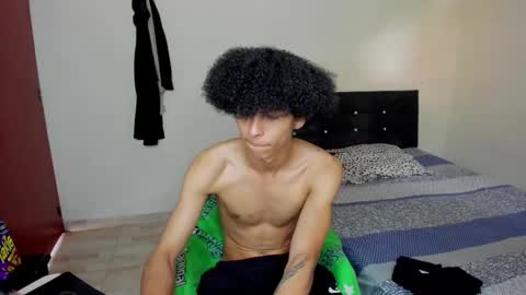 Snapshot of cardrey05 chatting on September 15, 2025, 7:25 pm Carlos and Cristian online show from September 15, 2025, 7:25 pm