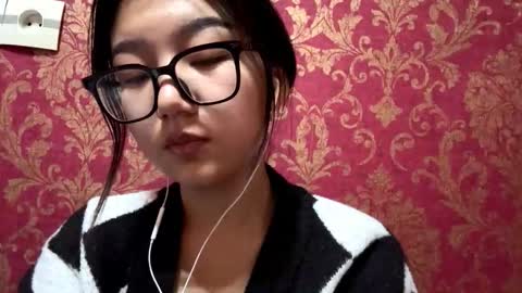 Chloe online show from November 26, 2025, 1:28 am