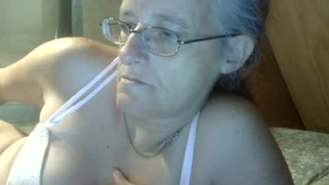 carleeswoman08 online show from June 19, 2026, 2:21 pm