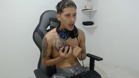 carlossmi01 online show from October 30, 2025, 3:13 pm