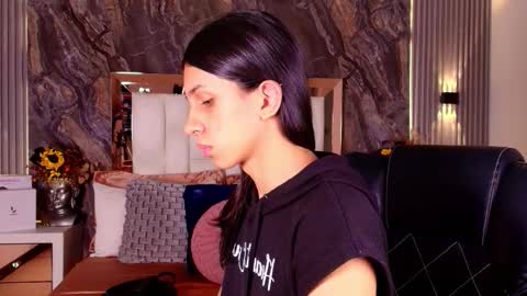 caroline_foster1 online show from March 27, 2026, 12:05 pm