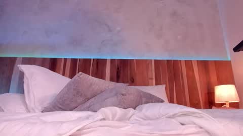 Caroline online show from December 13, 2025, 7:53 pm